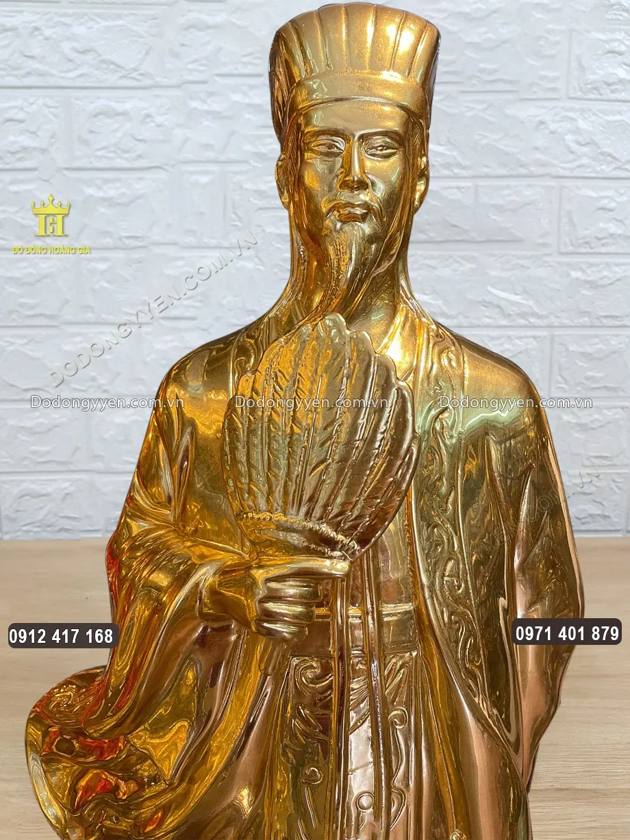 Ng&agrave;i được đ&uacute;c theo d&aacute;ng đứng, tay cầm quạt